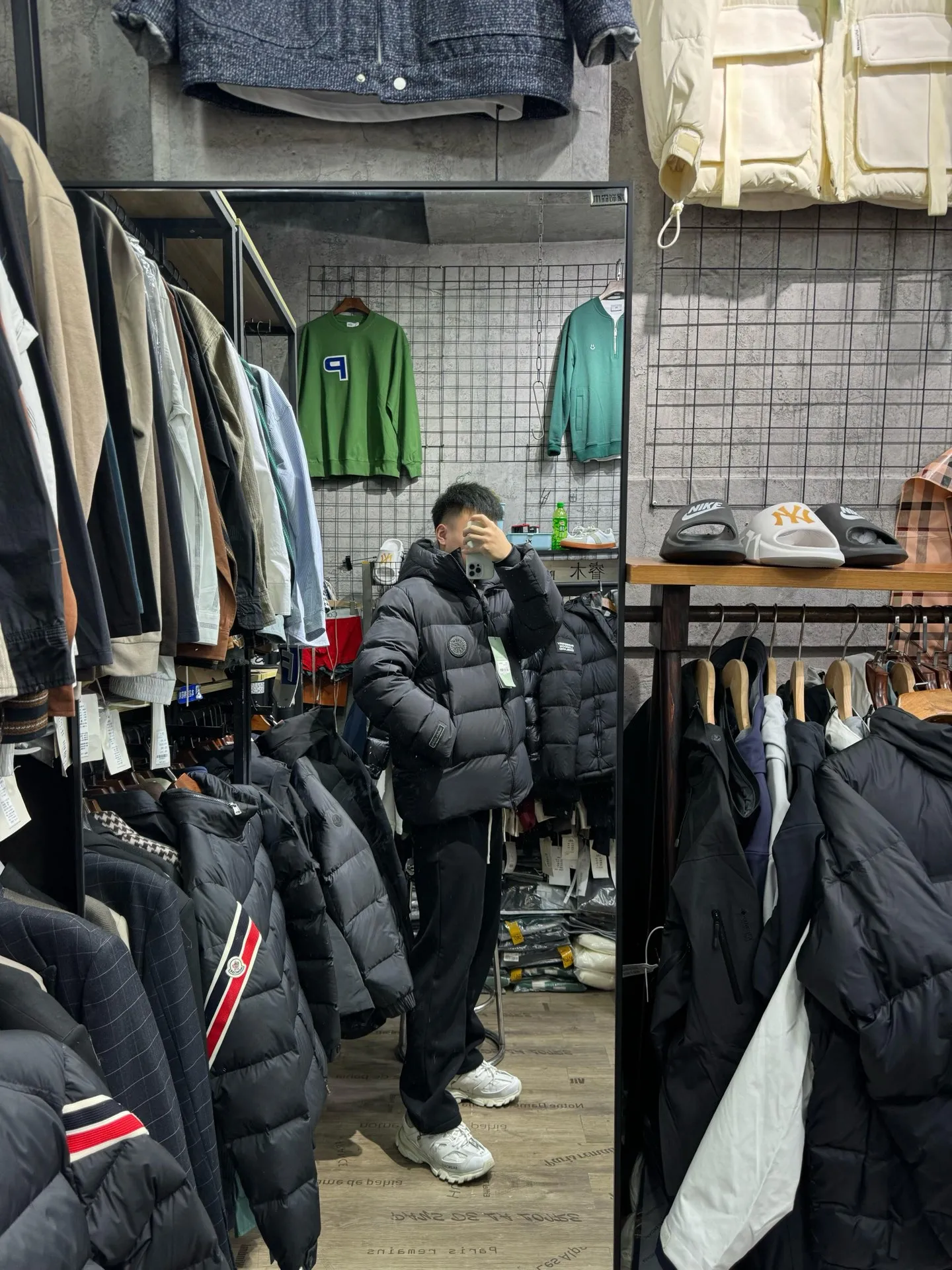 P880 Big Goose Ouyang Nana Second Generation (higher version) Canada goose Canada Goose Black Label Down Jacket A must-have in the outerwear world, the Big Goose Black Label down jacket! The latest designer styles! The goose down jacket has always been a popular element of fashion and is loved by experts from all walks of life! Fashionable hooded cut, high-end customer-supplied fine goose down, high resilience, smooth zipper, strong and firm. Pockets on both sides can store small items, free your hands, and you can go out without worries. It can also meet the need of putting your hands in your pockets👏👏Produced by Big Goose, it can be used as a group uniform by many celebrities. This down jacket uses a double-layer anti-down lining design, which has strong windproof performance and will be very warm in winter! Newly labeled white duck down filling, high fluffiness, windproof hooded design. When walking outdoors, pull the collar to the highest position, put your hands in the pockets and it will be very warm. It can be easily controlled by all body types! The interior is equipped with an elastic snow skirt design for better wrapping. The simple and neat style design highlights the masculine temperament. The impeccable style is classic and never goes out of style. It is warm and practical, and it is versatile! You can enter with your eyes closed!  Color: Black Khaki Size: XS-XXL